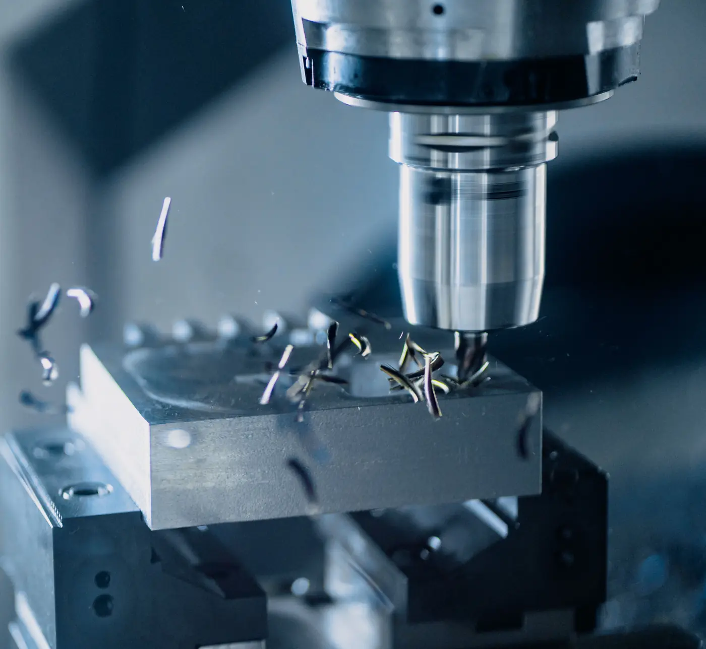 CNC-Fräsen eines Metallbauteils in der Präzisionsbearbeitung